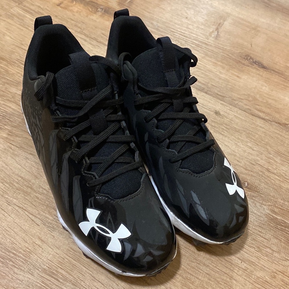 Black and white under armor cleats good for soccer or football size 6y